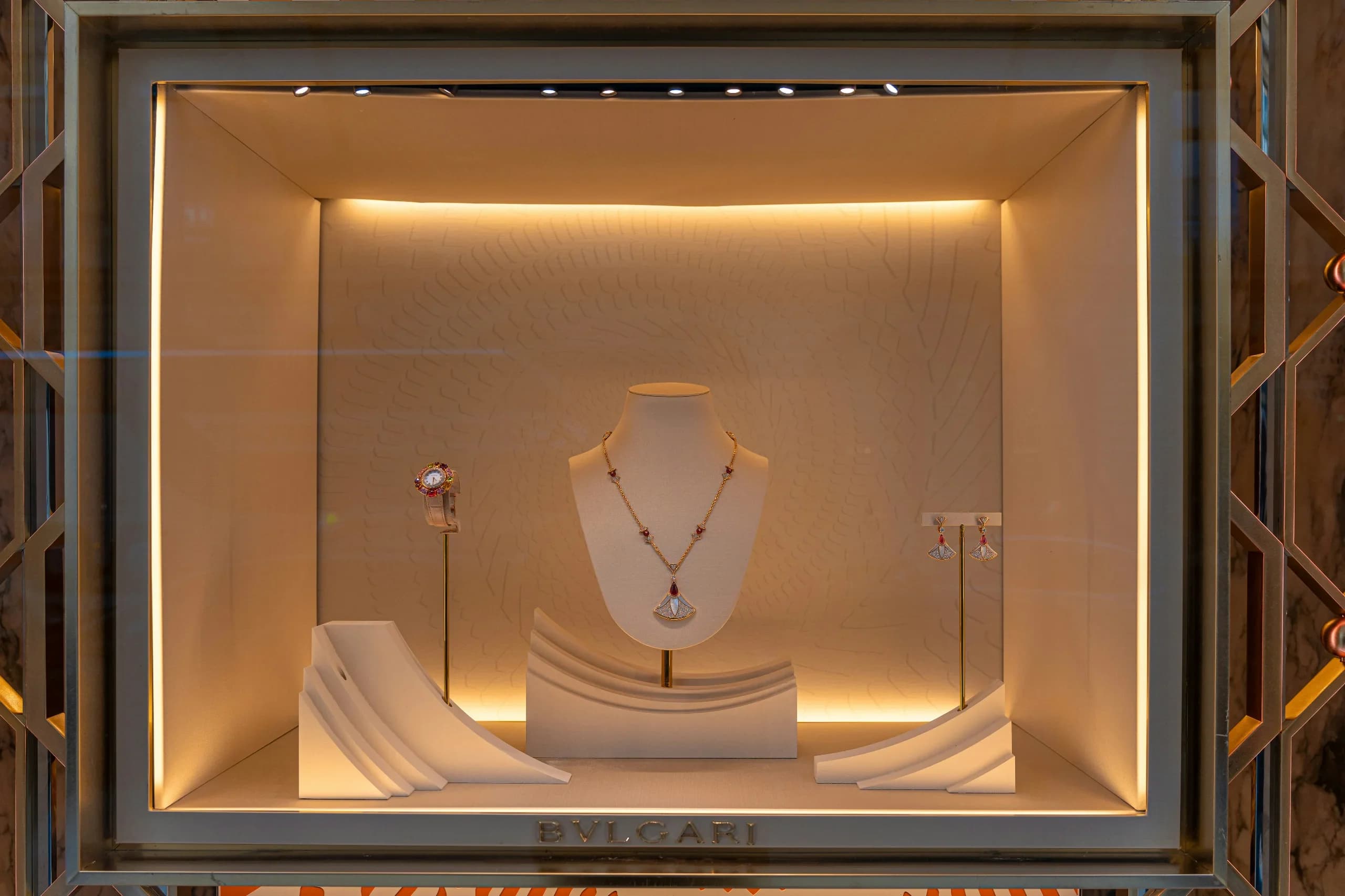 CURATORS OF FINE
JEWELRY SINCE 1985